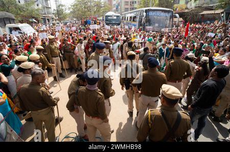 Migliaia di lavoratori dell'Anganwadi levano slogan mentre organizzano una protesta chiedendo un aumento dei loro salari, il 26 febbraio 2024 a Guwahati, Assam, India. Crediti: David Talukdar/Alamy Live News Foto Stock