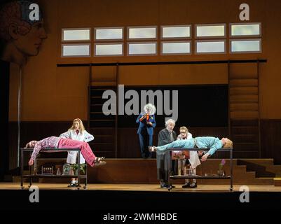 l-r: James Atkinson (Guglielmo), Kayleigh Decker (Dorabella), Rebecca Evans (Despina), Jose Fardilha (Don Alfonso), Sophie Bevan (Fiordiligi), Egor Zhuravskii (Ferrando) in cosi FAN TUTTE alla Welsh National Opera (WNO), Wales Millennium Centre, Cardiff, Galles 24/02/2024 musica: Mozart libretto: Da Ponte direttore: Tomas Hanus design: Jemima Robinson lighting: Michael Spenceley regista: Max Hoehn Foto Stock