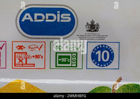 Simboli della lavastoviglie e del microonde con dettagli sul contenitore in plastica Addis con informazioni sui simboli di utilizzo e manutenzione - Royal Warrant Foto Stock