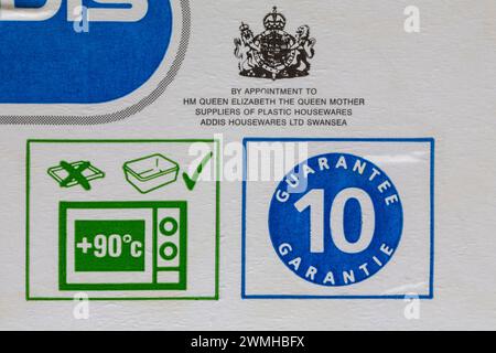 Simboli a microonde con dettagli sul contenitore in plastica Addis con informazioni sui simboli di utilizzo e manutenzione - Royal Warrant Foto Stock