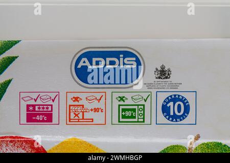 Simboli della lavastoviglie del congelatore e del microonde con dettagli sul contenitore in plastica Addis con informazioni sui simboli di utilizzo e manutenzione - Royal Warrant Foto Stock