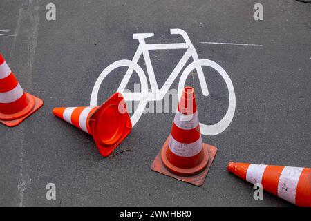 Leitkegel sichern ein frisch gemaltes Fahrradsymbol auf dem Radweg entlang der Schönhauser Allee a Berlin-Prenzlauer Berg. / I coni del traffico assicurano un simbolo di bicicletta appena dipinto sulla pista ciclabile lungo Schönhauser Allee a Berlino-Prenzlauer Berg. Neuer Fahrradweg *** i coni del traffico assicurano un simbolo di bicicletta appena dipinto sulla pista ciclabile lungo Schönhauser Allee a Berlino Prenzlauer Berg i coni del traffico assicurano un simbolo di bicicletta appena dipinto sulla pista ciclabile lungo Schönhauser Allee a Berlino Prenzlauer Berg nuova pista ciclabile snph202402176631.jpg Foto Stock