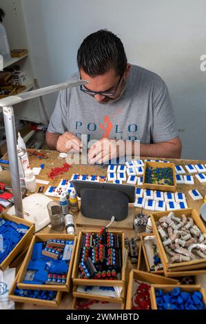 Assemblaggio di vasi di fiori in miniatura in un magnete frigorifero di un patio tradizionale di Cordova. La storica città di Cordoba, nella provincia dell'Andalusia, nel sud Foto Stock