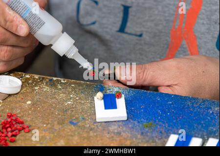 Assemblaggio di vasi di fiori in miniatura in un magnete frigorifero di un patio tradizionale di Cordova. La storica città di Cordoba, nella provincia dell'Andalusia, nel sud Foto Stock