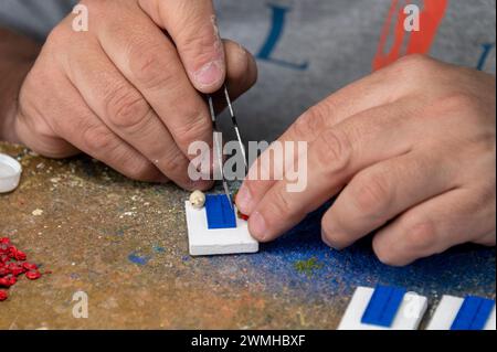 Assemblaggio di vasi di fiori in miniatura in un magnete frigorifero di un patio tradizionale di Cordova. La storica città di Cordoba, nella provincia dell'Andalusia, nel sud Foto Stock