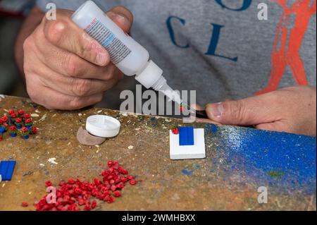 Assemblaggio di vasi di fiori in miniatura in un magnete frigorifero di un patio tradizionale di Cordova. La storica città di Cordoba, nella provincia dell'Andalusia, nel sud Foto Stock