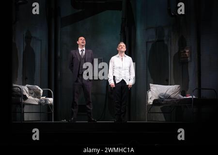 MARTIN FREEMAN, DANY DYER, PINTER PLAY, LONDRA, 2019: Gli attori Martin Freeman e Danny Dyer nel primo Harold Pinter interpretano Un cameriere stupido (1958) prendono il loro sipario sul palco al Pinter Theatre di Londra il 6 febbraio 2019. Foto: Rob Watkins. INFO: 'The Dumb Waiter' di Harold Pinter è un'opera in un atto che approfondisce temi dell'esistenzialismo e dell'assurdità. Ambientato in un seminterrato, segue due sicari in attesa del loro prossimo incarico, navigando messaggi criptici da un datore di lavoro invisibile, portando a tensioni e interrogativi esistenziali. Foto Stock