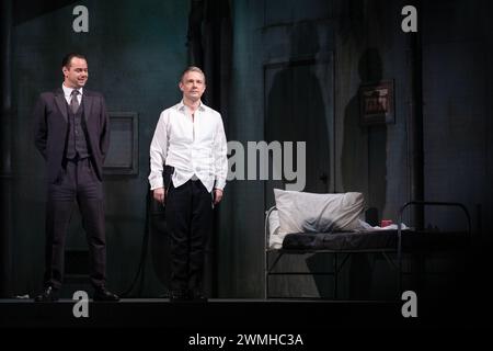 MARTIN FREEMAN, DANY DYER, PINTER PLAY, LONDRA, 2019: Gli attori Martin Freeman e Danny Dyer nel primo Harold Pinter interpretano Un cameriere stupido (1958) prendono il loro sipario sul palco al Pinter Theatre di Londra il 6 febbraio 2019. Foto: Rob Watkins. INFO: 'The Dumb Waiter' di Harold Pinter è un'opera in un atto che approfondisce temi dell'esistenzialismo e dell'assurdità. Ambientato in un seminterrato, segue due sicari in attesa del loro prossimo incarico, navigando messaggi criptici da un datore di lavoro invisibile, portando a tensioni e interrogativi esistenziali. Foto Stock