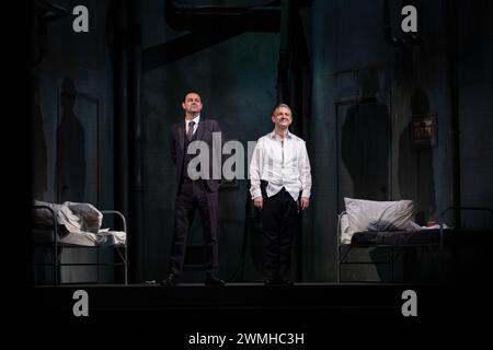 MARTIN FREEMAN, DANY DYER, PINTER PLAY, LONDRA, 2019: Gli attori Martin Freeman e Danny Dyer nel primo Harold Pinter interpretano Un cameriere stupido (1958) prendono il loro sipario sul palco al Pinter Theatre di Londra il 6 febbraio 2019. Foto: Rob Watkins. INFO: 'The Dumb Waiter' di Harold Pinter è un'opera in un atto che approfondisce temi dell'esistenzialismo e dell'assurdità. Ambientato in un seminterrato, segue due sicari in attesa del loro prossimo incarico, navigando messaggi criptici da un datore di lavoro invisibile, portando a tensioni e interrogativi esistenziali. Foto Stock