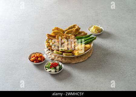 Pancake combinato pancake di carne di manzo piatto di cucina coreana Pancake di porro Pancakes di patate Kimchi Pancake una giovane zucca verde di pesce e Panca di cipolla verde Foto Stock