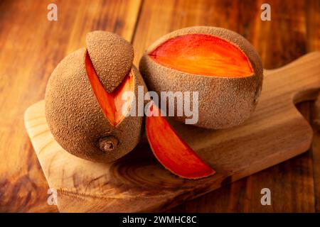 Mamey, (Pouteria sapota) frutto originario del Messico e di altri paesi americani, in alcuni paesi è conosciuto come Zapote, Sapote o Mamey rosso. Foto Stock