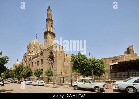 Mausoleo Khanqah del sultano Barsbay nella città dei morti, cimitero settentrionale, Cairo, Egitto Foto Stock