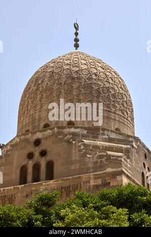 Mausoleo Khanqah del sultano Barsbay nella città dei morti, cimitero settentrionale, Cairo, Egitto Foto Stock