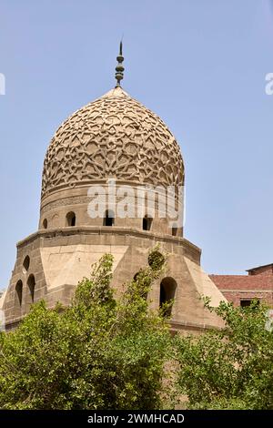 Mausoleo Khanqah del sultano Barsbay nella città dei morti, cimitero settentrionale, Cairo, Egitto Foto Stock