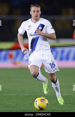 Il centrocampista italiano Davide Frattesi controlla il pallone durante la partita di serie A tra Lecce e Inter allo stadio di via del Mare Ettore Giardiniero a Lecce, Italia meridionale, il 25 febbraio 2024. Foto Stock