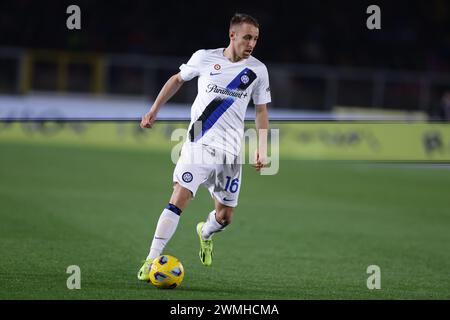 Il centrocampista italiano Davide Frattesi controlla il pallone durante la partita di serie A tra Lecce e Inter allo stadio di via del Mare Ettore Giardiniero a Lecce, Italia meridionale, il 25 febbraio 2024. Foto Stock