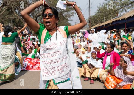 26 febbraio 2024: Migliaia di lavoratori dell'Anganwadi sollevano slogan mentre organizzano una protesta chiedendo un aumento dei loro salari, il 26 febbraio 2024 a Guwahati, Assam, India. (Immagine di credito: © David Talukdar/ZUMA Press Wire) SOLO PER USO EDITORIALE! Non per USO commerciale! Foto Stock