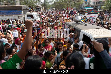26 febbraio 2024: Migliaia di lavoratori dell'Anganwadi sollevano slogan mentre organizzano una protesta chiedendo un aumento dei loro salari, il 26 febbraio 2024 a Guwahati, Assam, India. (Immagine di credito: © David Talukdar/ZUMA Press Wire) SOLO PER USO EDITORIALE! Non per USO commerciale! Foto Stock