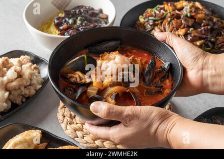 Piatto coreano di maiale dolce e aspro, jajangmyeon, spaghetti in salsa di fagioli neri jjamppong, spaghetti in stile cinese con verdure e dum fritto di pesce Foto Stock