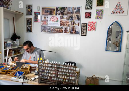 Assemblaggio di vasi di fiori in miniatura in un magnete frigorifero di un patio tradizionale di Cordova. La storica città di Cordoba, nella provincia dell'Andalusia, nel sud Foto Stock