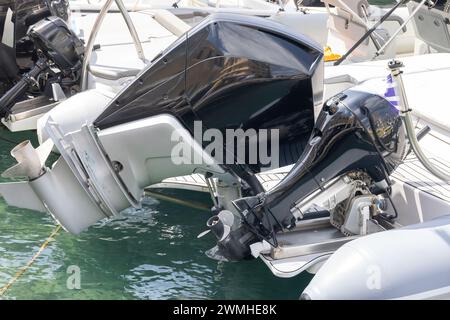 Barca con motore fuoribordo a Creta sull'isola greca Foto Stock