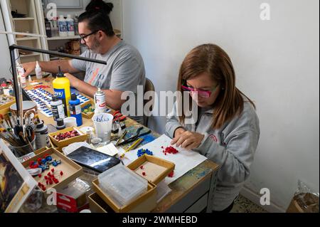 Assemblaggio di vasi di fiori in miniatura in un magnete frigorifero di un patio tradizionale di Cordova. La storica città di Cordoba, nella provincia dell'Andalusia, nel sud Foto Stock