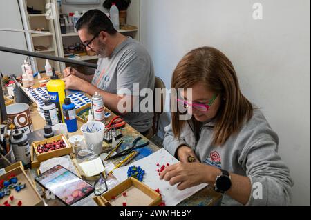 Assemblaggio di vasi di fiori in miniatura in un magnete frigorifero di un patio tradizionale di Cordova. La storica città di Cordoba, nella provincia dell'Andalusia, nel sud Foto Stock