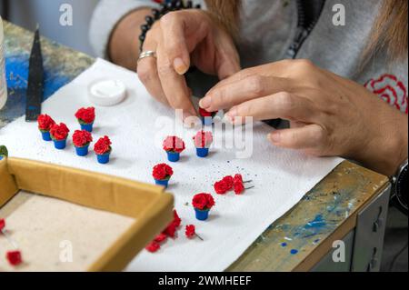 Assemblaggio di vasi di fiori in miniatura in un magnete frigorifero di un patio tradizionale di Cordova. La storica città di Cordoba, nella provincia dell'Andalusia, nel sud Foto Stock