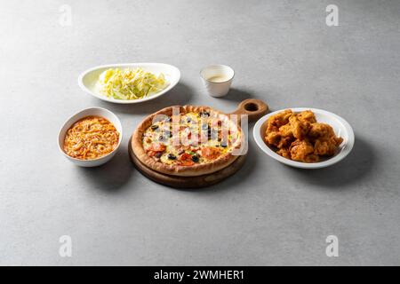 Pizza, bulgogi, pizza, pasticceria, pancetta, crosta di formaggio, formaggio, patate dolci, formaggio cheddar Foto Stock