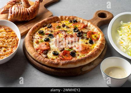 Pizza, bulgogi, pizza, pasticceria, pancetta, crosta di formaggio, formaggio, patate dolci, formaggio cheddar Foto Stock