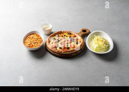 Pizza, bulgogi, pizza, pasticceria, pancetta, crosta di formaggio, formaggio, patate dolci, formaggio cheddar Foto Stock