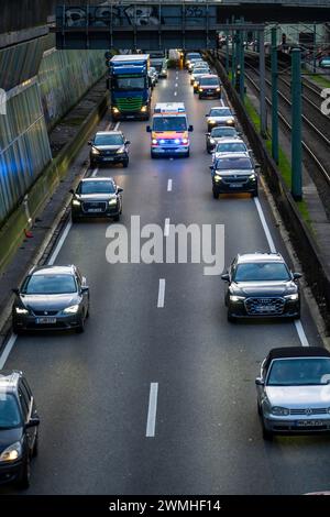 Corsia di soccorso in autostrada, ambulanza in caso di emergenza sulla A40, EssenNRW, Germania, Foto Stock