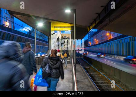 Stazione della metropolitana, Breslauer Straße U18, al centro dell'autostrada A40, centro di Essen, buio, rumoroso, Essen NRW, Germania, Foto Stock