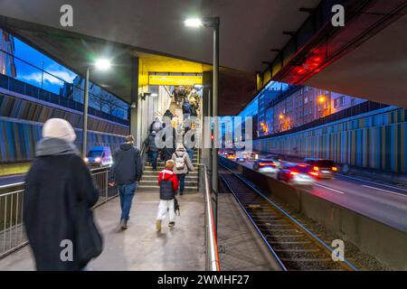 Stazione della metropolitana, Breslauer Straße U18, al centro dell'autostrada A40, centro di Essen, buio, rumoroso, Essen NRW, Germania, Foto Stock