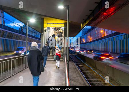 Stazione della metropolitana, Breslauer Straße U18, al centro dell'autostrada A40, centro di Essen, buio, rumoroso, Essen NRW, Germania, Foto Stock