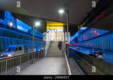 Stazione della metropolitana, Breslauer Straße U18, al centro dell'autostrada A40, centro di Essen, buio, rumoroso, Essen NRW, Germania, Foto Stock