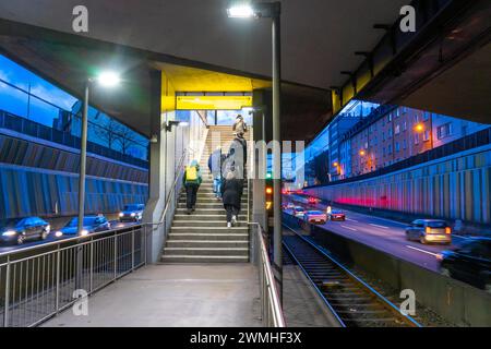 Stazione della metropolitana, Breslauer Straße U18, al centro dell'autostrada A40, centro di Essen, buio, rumoroso, Essen NRW, Germania, Foto Stock