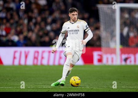 Madrid, Spagna. 25 febbraio 2024. Fede Valverde del Real Madrid CF visto in azione durante la partita di calcio del campionato spagnolo la Liga EA Sports tra il Real Madrid CF e il Siviglia FC allo stadio Santiago Bernabeu. Punteggio finale: Real Madrid 1-0 Siviglia (foto di Ruben Albarran/SOPA Images/Sipa USA) credito: SIPA USA/Alamy Live News Foto Stock