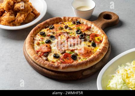 Pizza, bulgogi, pizza, pasticceria, pancetta, crosta di formaggio, formaggio, patate dolci, formaggio cheddar Foto Stock