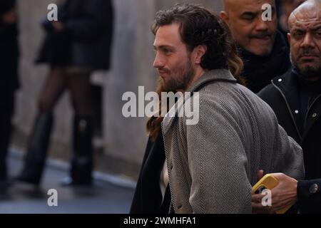 News - GIORGIO ARMANI - FW 24-25 - LE CELEBRITÀ Aaron Taylor-Johnson e Roberta Armani partecipano alla sfilata Giorgio Armani durante la Milano Fashion Week donna Autunno/Inverno 2024-2025 il 25 febbraio 2024 a Milano, Italia. Foto: Cinzia Camela. MILANO via Borgonuovo Italia Copyright: XCinziaxCamelax/xLiveMediax LPN 1251819 Foto Stock