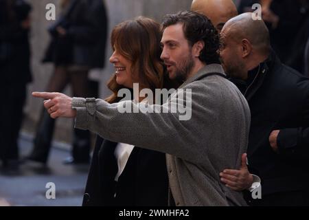 News - GIORGIO ARMANI - FW 24-25 - LE CELEBRITÀ Aaron Taylor-Johnson e Roberta Armani partecipano alla sfilata Giorgio Armani durante la Milano Fashion Week donna Autunno/Inverno 2024-2025 il 25 febbraio 2024 a Milano, Italia. Foto: Cinzia Camela. MILANO via Borgonuovo Italia Copyright: XCinziaxCamelax/xLiveMediax LPN 1251820 Foto Stock