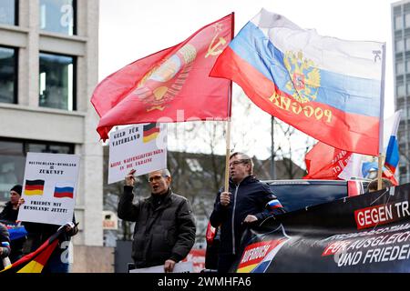 Demonstranten schwenken russische Fahnen bei einer pro-russischen Demonstration auf dem Rudolfplatz anlässlich des Jahrestags des Ukraine-Kriegs. Die Demonstranten fordern Friedensverhandlungen statt Waffenlieferungen und kritisieren Hetze gegen Russland in den deutschen Medien. Köln, 24.02.2024 NRW Deutschland *** i manifestanti ondeggiano bandiere russe in una manifestazione filo-russa sulla Rudolfplatz per celebrare l'anniversario della guerra in Ucraina i manifestanti chiedono negoziati di pace invece di forniture di armi e criticano l'incitamento contro la Russia nei media tedeschi Colonia, 24 02 2024 NRW germ Foto Stock