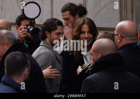 News - GIORGIO ARMANI - FW 24-25 - LE CELEBRITÀ Aaron Taylor-Johnson e Roberta Armani partecipano alla sfilata Giorgio Armani durante la Milano Fashion Week donna Autunno/Inverno 2024-2025 il 25 febbraio 2024 a Milano, Italia. Foto: Cinzia Camela. MILANO via Borgonuovo Italia Copyright: XCinziaxCamelax/xLiveMediax LPN 1251824 Foto Stock