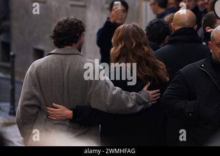 Aaron Taylor-Johnson e Roberta Armani partecipano alla sfilata Giorgio Armani durante la Milano Fashion Week Autunno/Inverno 2024-2025 di febbraio Foto Stock