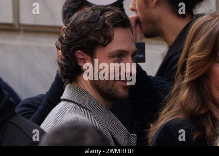 Aaron Taylor-Johnson e Roberta Armani partecipano alla sfilata Giorgio Armani durante la Milano Fashion Week Autunno/Inverno 2024-2025 di febbraio Foto Stock