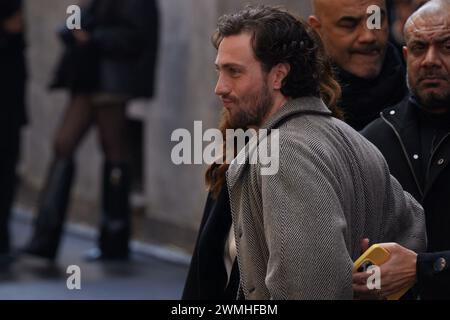 Aaron Taylor-Johnson e Roberta Armani partecipano alla sfilata Giorgio Armani durante la Milano Fashion Week Autunno/Inverno 2024-2025 di febbraio Foto Stock