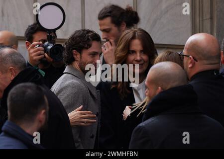 Aaron Taylor-Johnson e Roberta Armani partecipano alla sfilata Giorgio Armani durante la Milano Fashion Week Autunno/Inverno 2024-2025 di febbraio Foto Stock