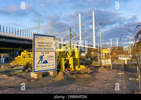 Stoccaggio dei materiali edili presso il ponte A40 Neuenkamp, pilastri e cavi di sostegno del nuovo ponte autostradale sul Reno vicino a Duisburg, il vecchio bri Foto Stock