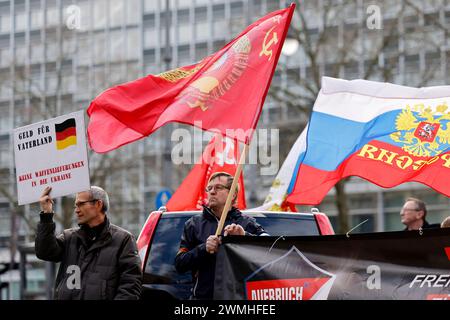 Demonstranten schwenken russische Fahnen bei einer pro-russischen Demonstration auf dem Rudolfplatz anlässlich des Jahrestags des Ukraine-Kriegs. Die Demonstranten fordern Friedensverhandlungen statt Waffenlieferungen und kritisieren Hetze gegen Russland in den deutschen Medien. Köln, 24.02.2024 NRW Deutschland *** i manifestanti ondeggiano bandiere russe in una manifestazione filo-russa sulla Rudolfplatz per celebrare l'anniversario della guerra in Ucraina i manifestanti chiedono negoziati di pace invece di forniture di armi e criticano l'incitamento contro la Russia nei media tedeschi Colonia, 24 02 2024 NRW germ Foto Stock