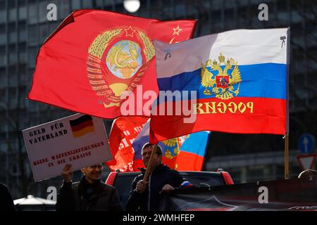 Demonstranten schwenken russische Fahnen bei einer pro-russischen Demonstration auf dem Rudolfplatz anlässlich des Jahrestags des Ukraine-Kriegs. Die Demonstranten fordern Friedensverhandlungen statt Waffenlieferungen und kritisieren Hetze gegen Russland in den deutschen Medien. Köln, 24.02.2024 NRW Deutschland *** i manifestanti ondeggiano bandiere russe in una manifestazione filo-russa sulla Rudolfplatz per celebrare l'anniversario della guerra in Ucraina i manifestanti chiedono negoziati di pace invece di forniture di armi e criticano l'incitamento contro la Russia nei media tedeschi Colonia, 24 02 2024 NRW germ Foto Stock